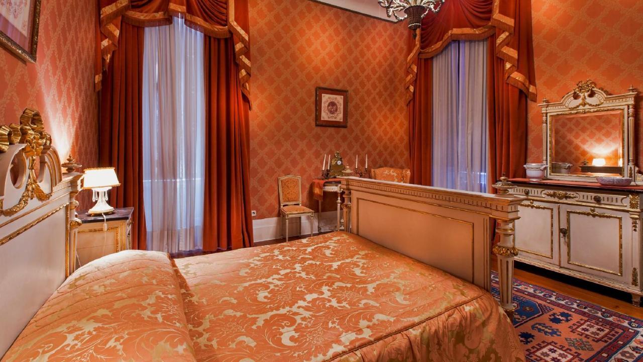 Palace Hotel Do Bussaco Luso  Exterior photo A suite at the hotel