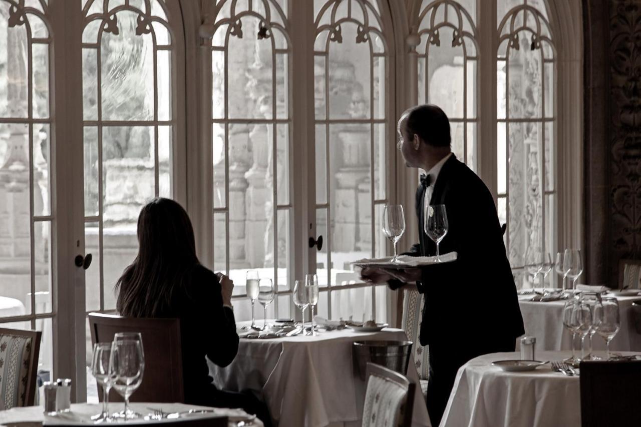 Palace Hotel Do Bussaco Luso  Exterior photo A waiter serving a guest