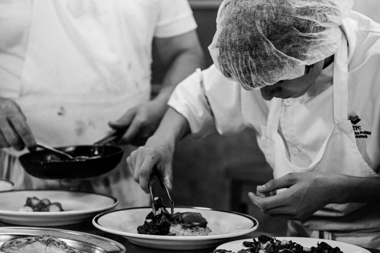 Palace Hotel Do Bussaco Luso  Exterior photo A chef plating a dish